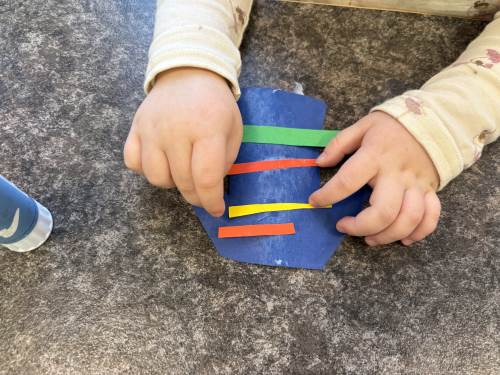 Vi lar oss inspirere av fargene i det samiske flagget når vi lager kunst